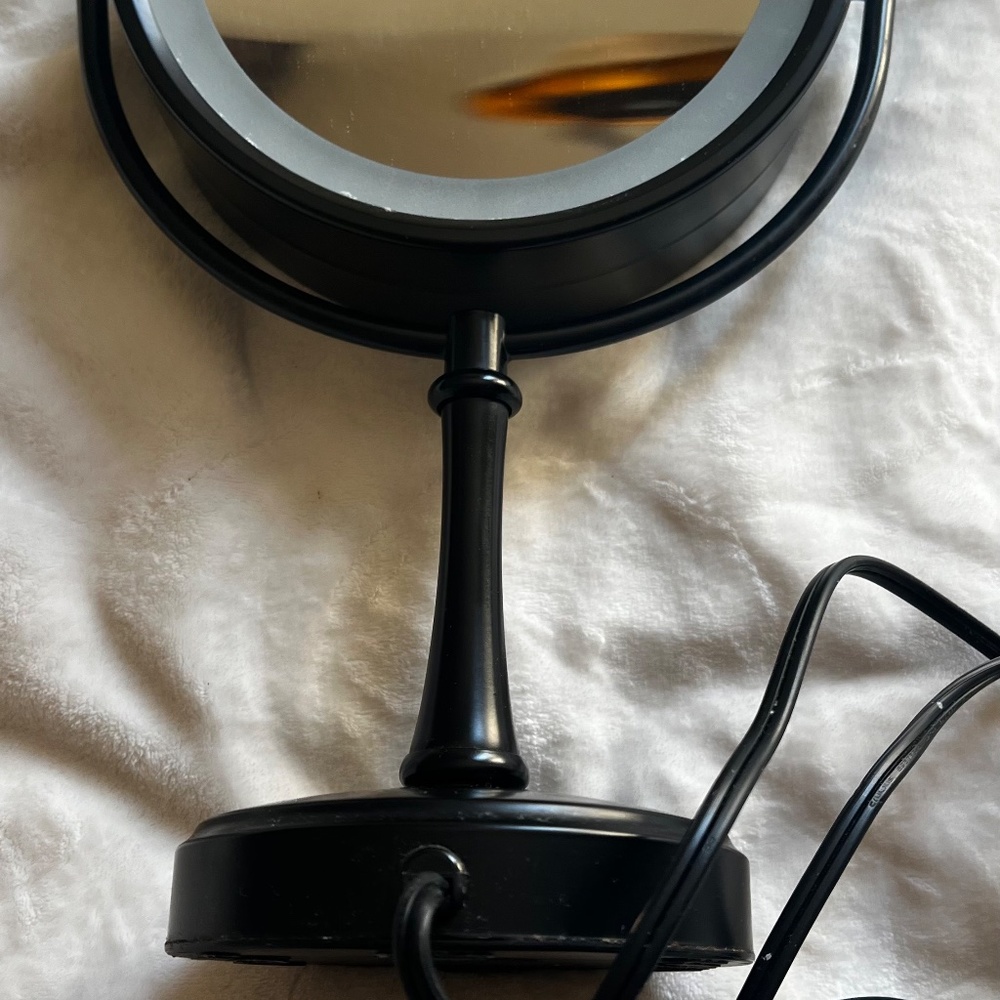 LIGHTED MAKE UP MIRROR